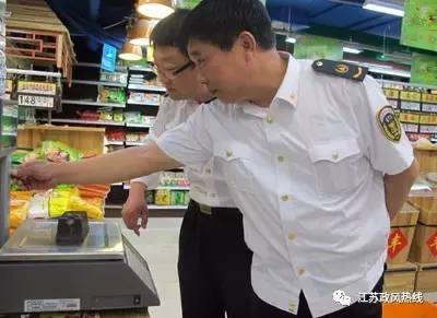 當(dāng)?shù)仉娮臃Q檢定管理人員要定期監(jiān)督檢查市場上電子稱的使用情況(圖1) 當(dāng)?shù)仉娮臃Q檢定管理人員要定期監(jiān)督檢查市場上電子稱的使用情況(圖1)